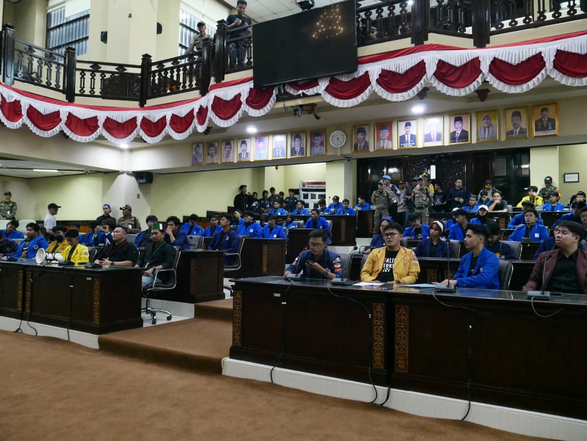 Ratusan Mahasiswa Datangi DPRD Kalsel, Desak Evaluasi Kepolisian dan Hentikan Eksploitasi SDA